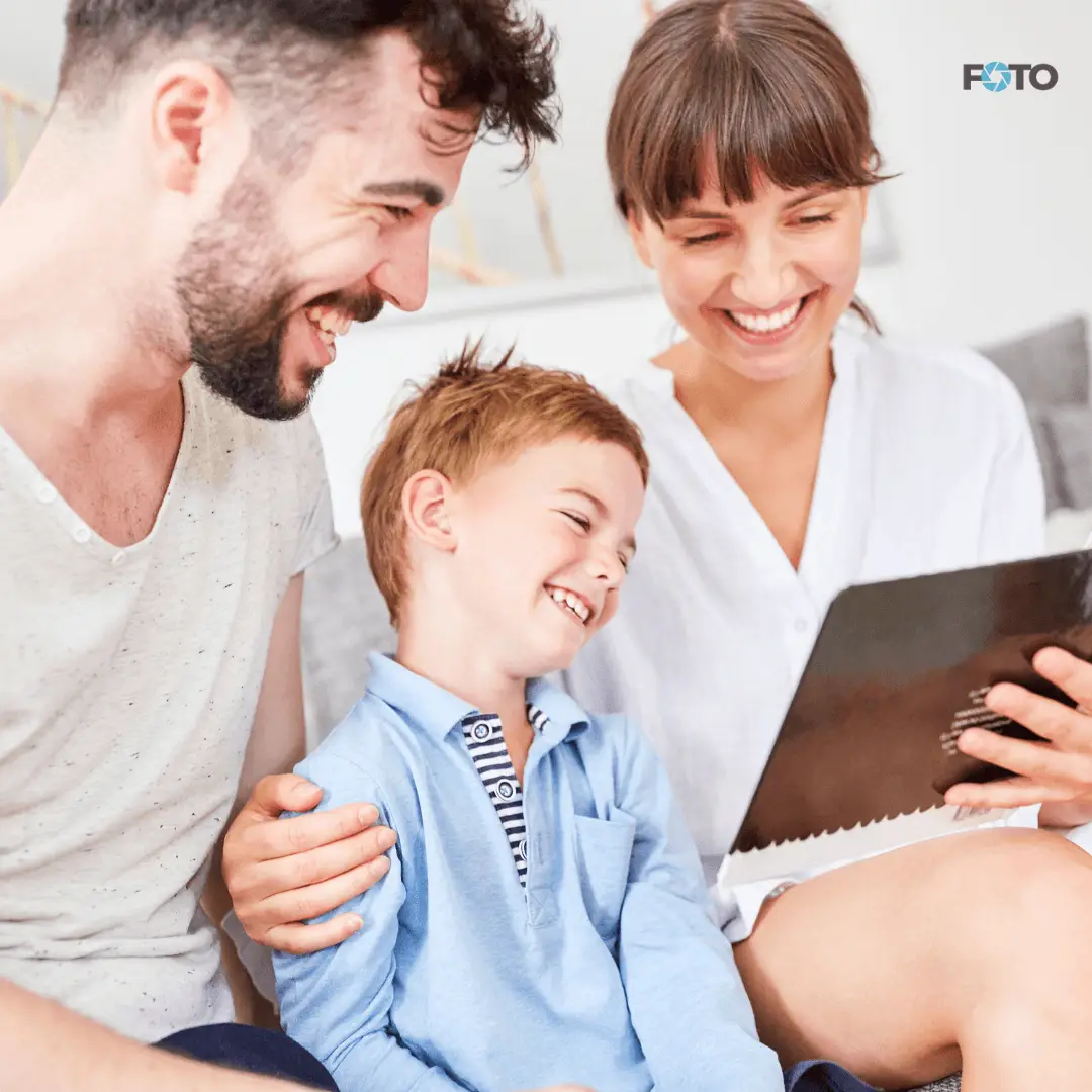 Mama, tata i dijete zajedno naručuju tiskane fotografije s mobitela