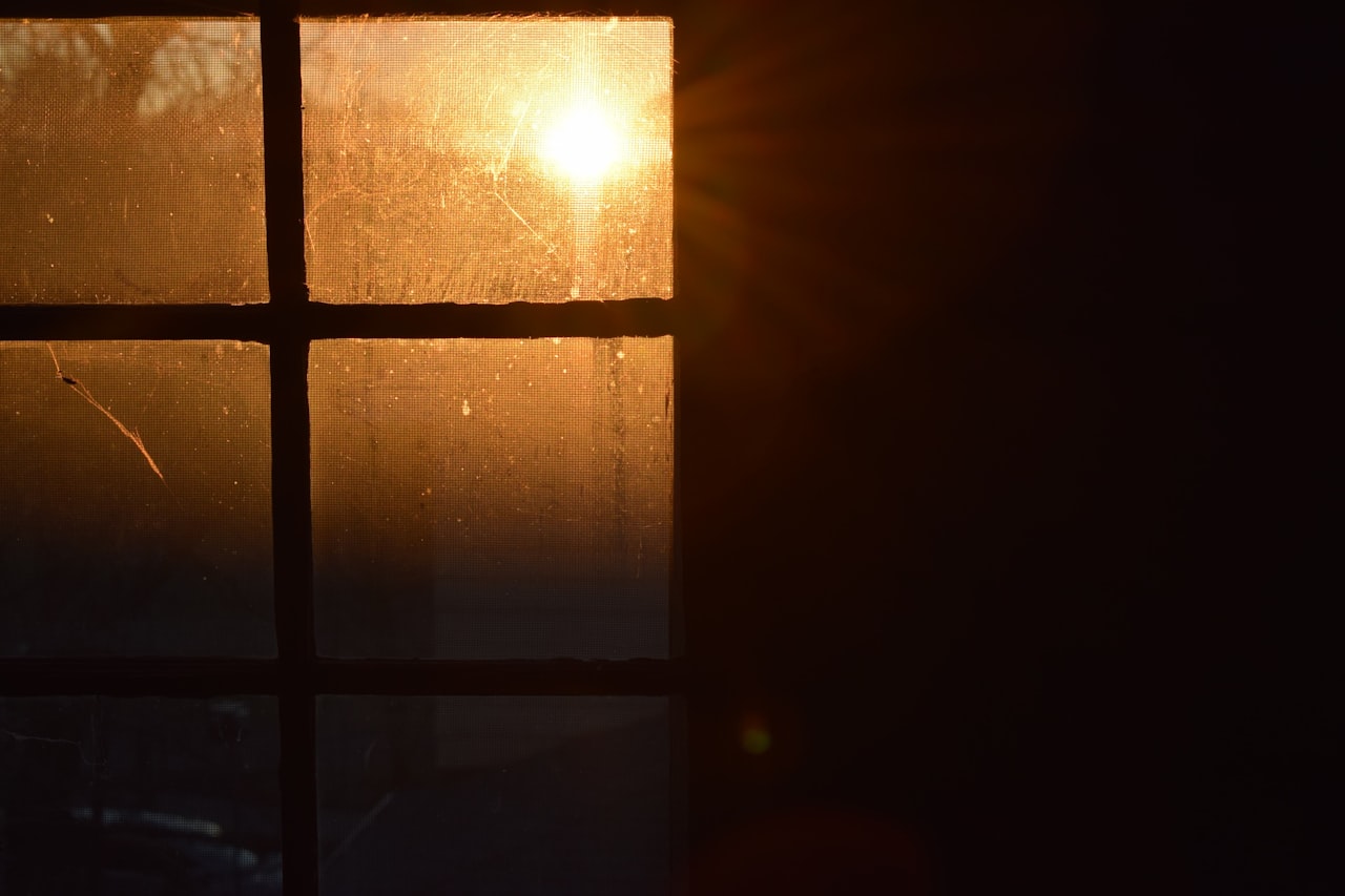 Sunce koje sija kroz prozor na izložene fotografije