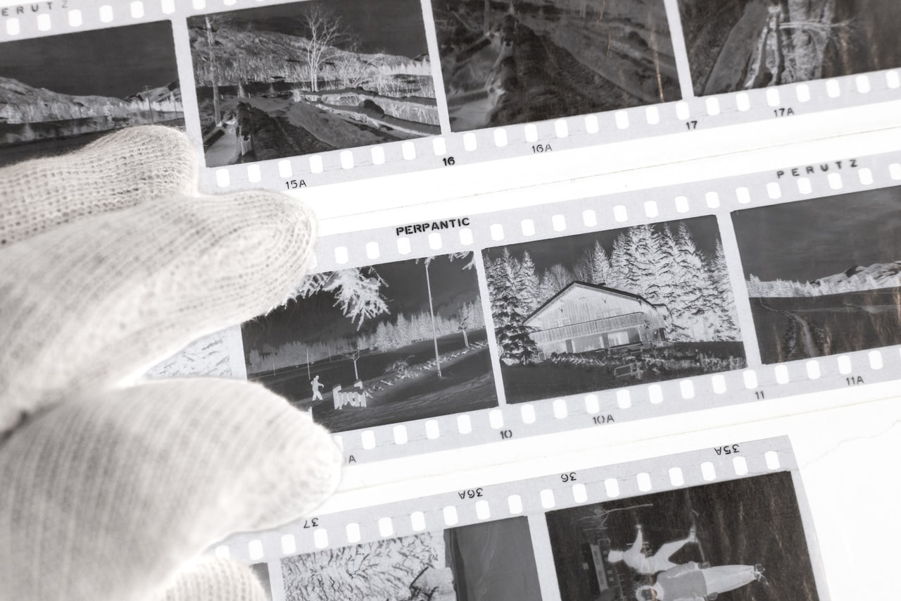 Ruka u rukavicama koja rukuje starim fotografijama