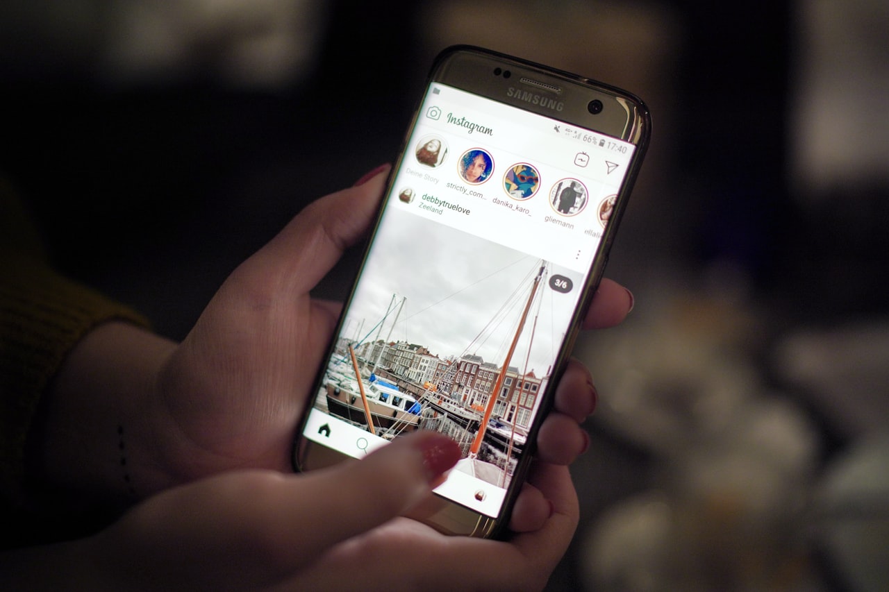 Mobitel koji prikazuje izbornik za dijeljenje fotografija