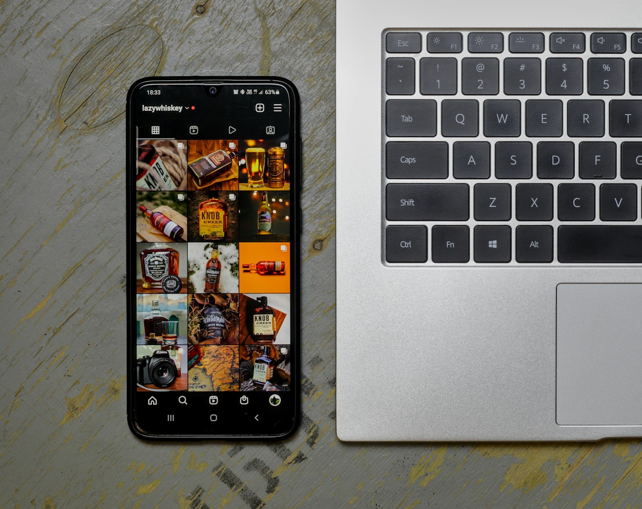 Mobitel koji prikazuje popis fotografija pripremljenih za učitavanje