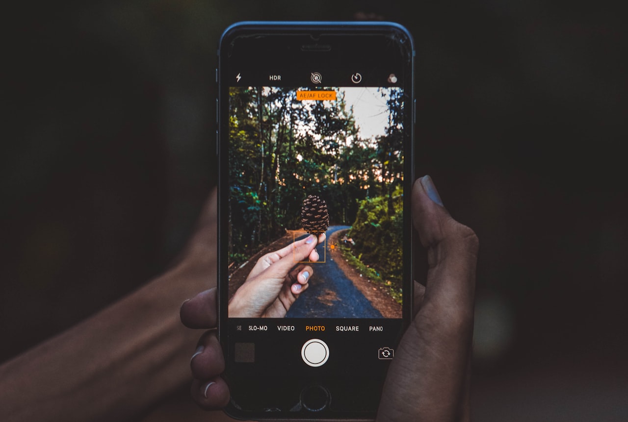 Mobitel koji prikazuje galeriju fotografija visoke rezolucije