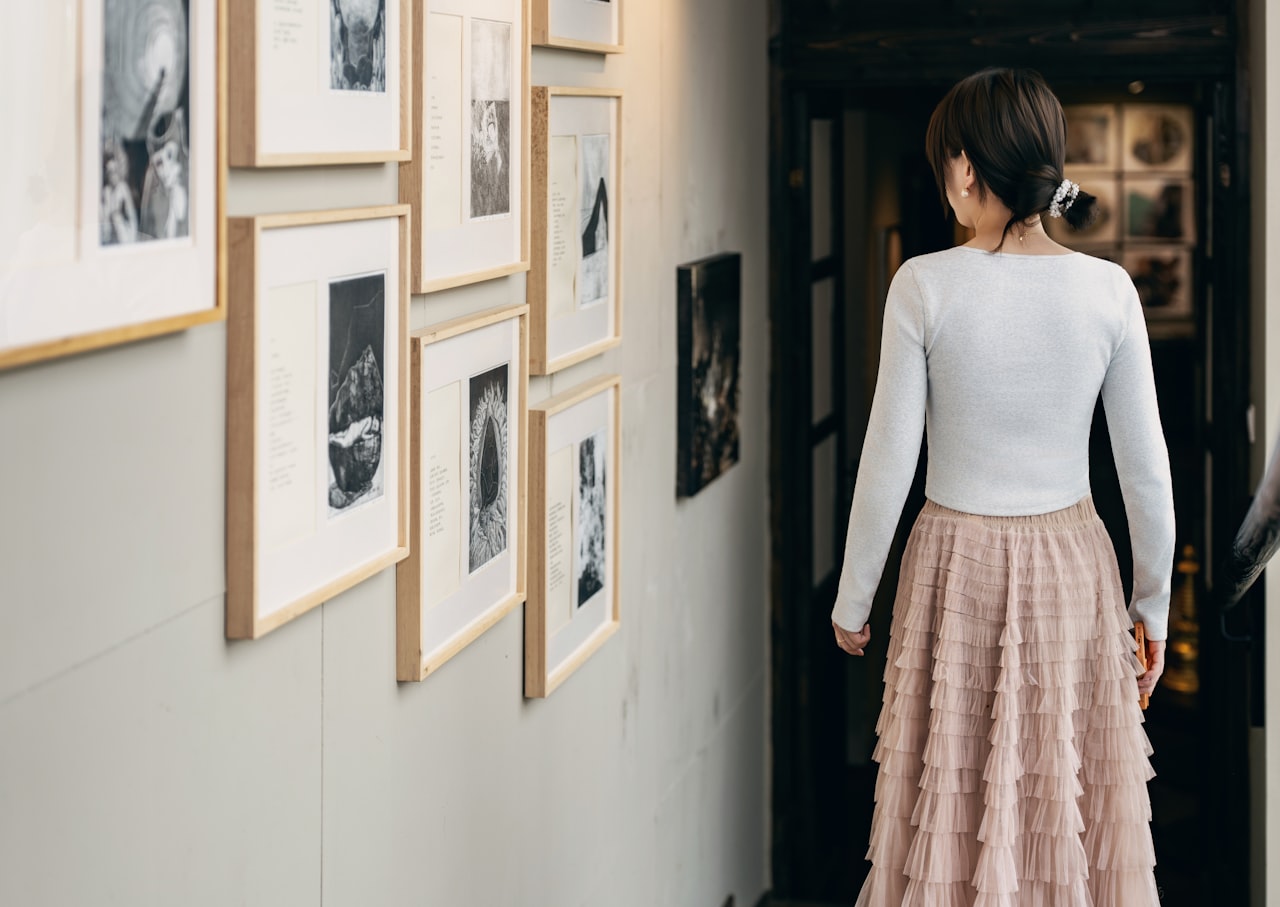 Zidna galerija s dječjim fotografijama kroz različite godine