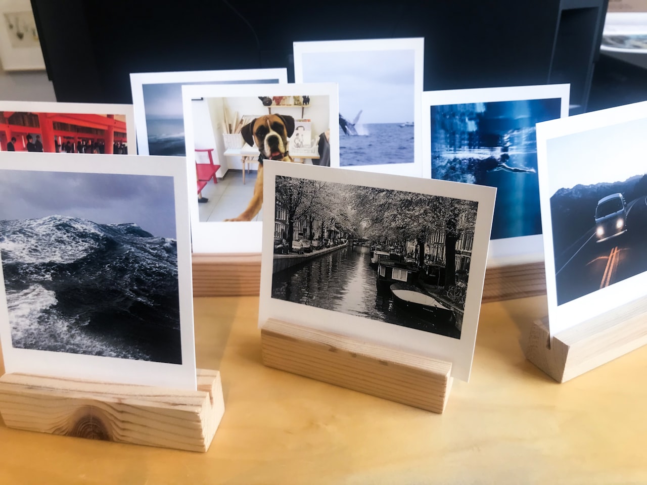 Različiti formati tiskanih fotografija raspoređeni na radnom stolu