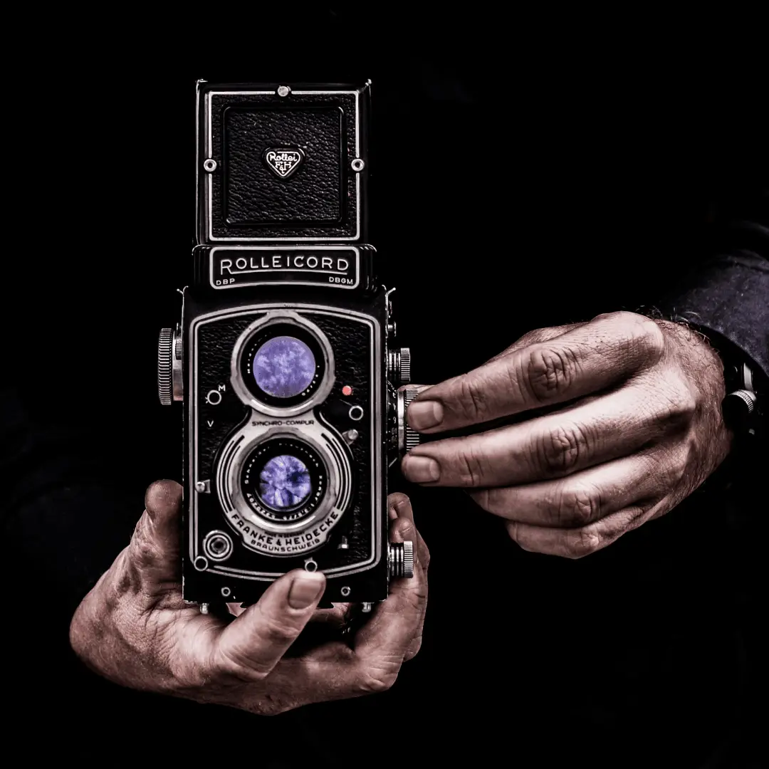 Vintage fotoaparat na tamnoj pozadini kao simbol razvijanja fotografija
